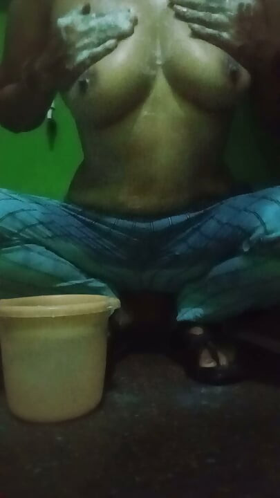 Bhabi nay nahatay waqt apona payas bujaya