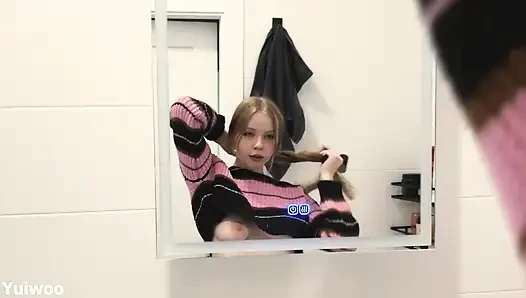 Заботливая падчерица делает отчиму массаж члена и получает сперму в узкую кису