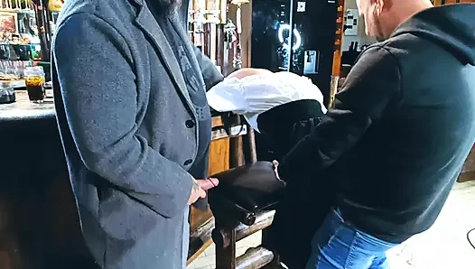 Ему нравится наблюдать, пока его друг трахает меня