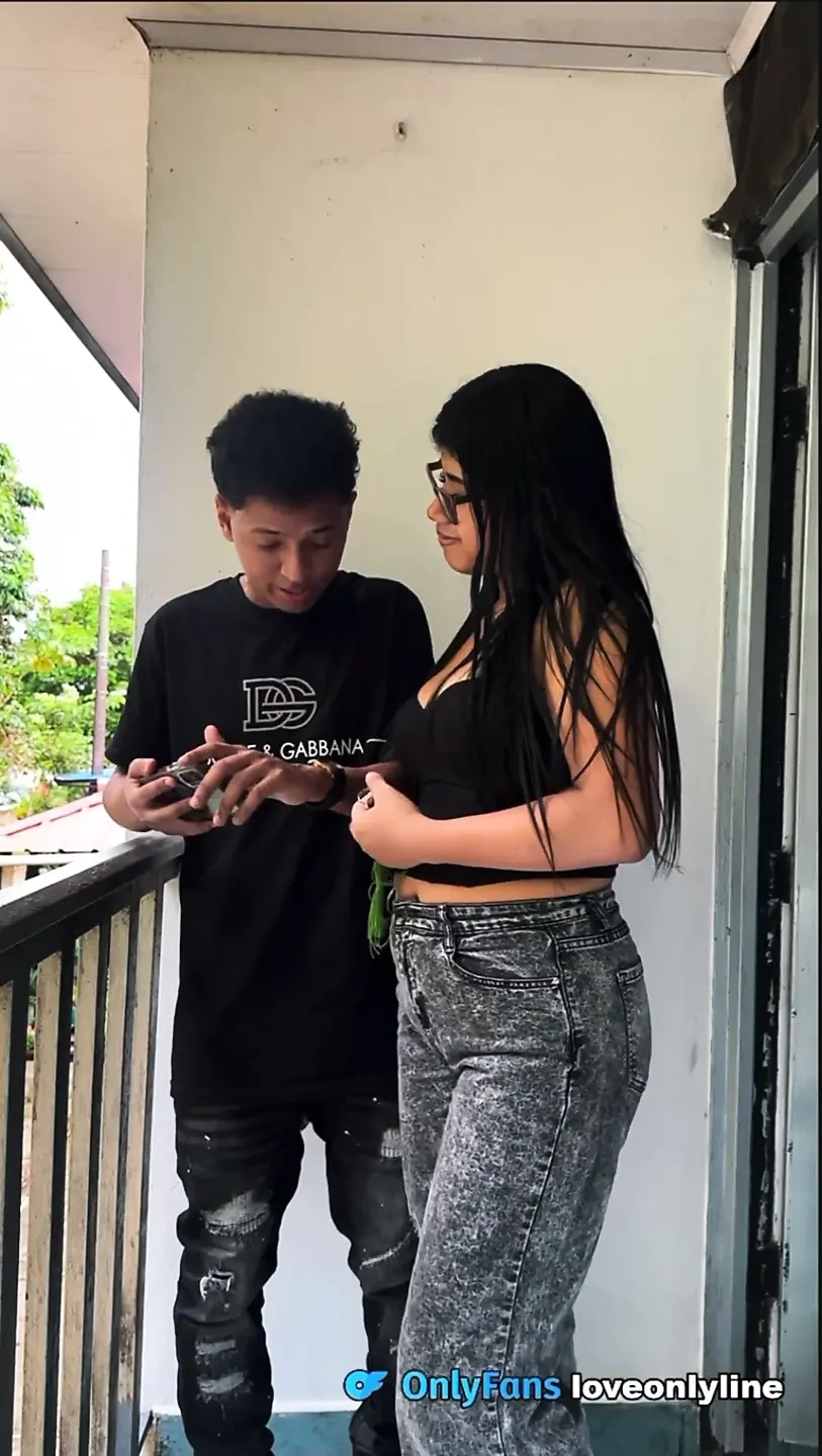 我的饥渴继母走进我的房间, 想要我在她的菊花里射精