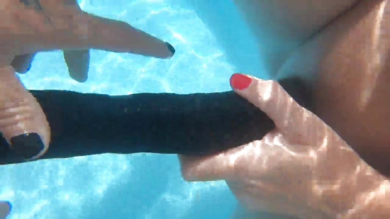 Camilla and Cheyenne Play with a double ended dildo in the pool