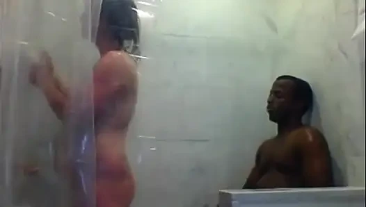 Милфы пристрастились к большому черному члену и межрасовому шпилингу