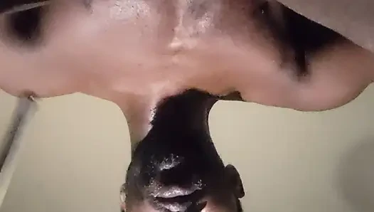Vibrator mainan di pantat