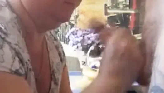 Mengisap kontol ini adalah hal favoritku dan menontonnya muncrat