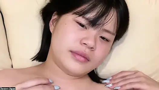 Sullen siyah saçlı duvar çiçeği