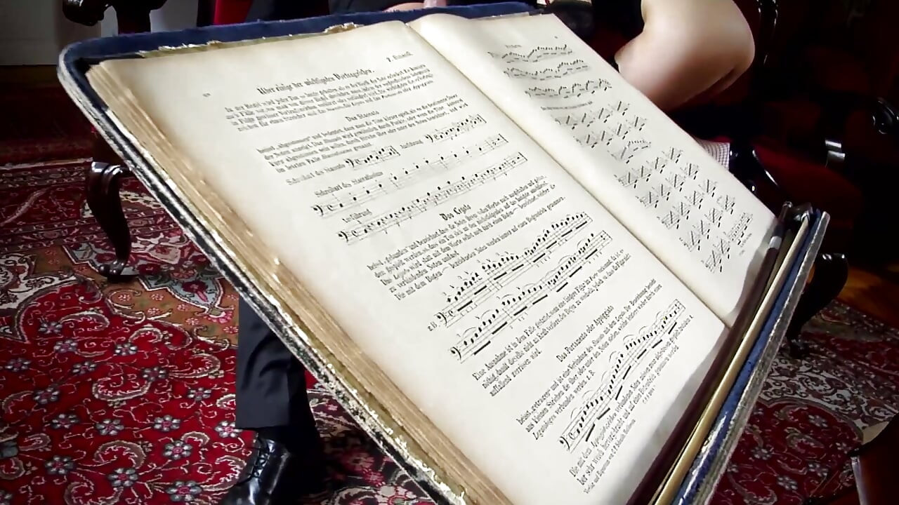 Heiße blondine spielt violine und verführt typen mit großem schwanz zum lutschen und analficken