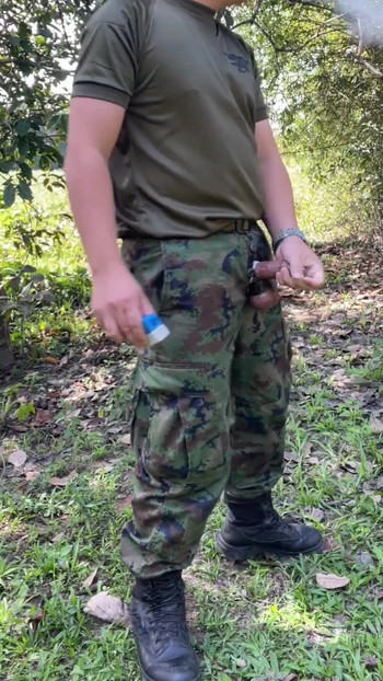 “Solider在工作时撸管和射精”的迷人时刻