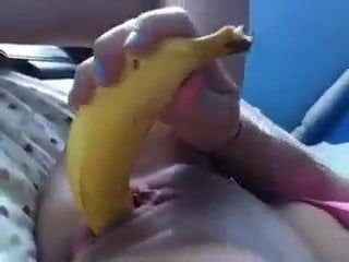 Masturbuje się bananem
