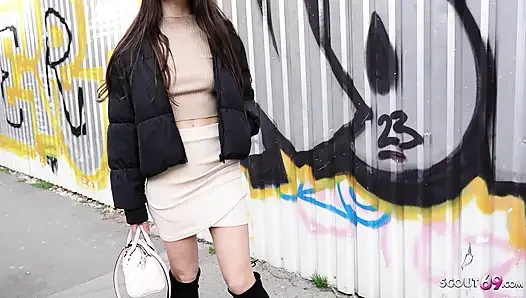 Alman izci - zayıf Fransız kız Candie Luciani için göz devirme orgazmı oyuncu seçmelerinde sikişiyor