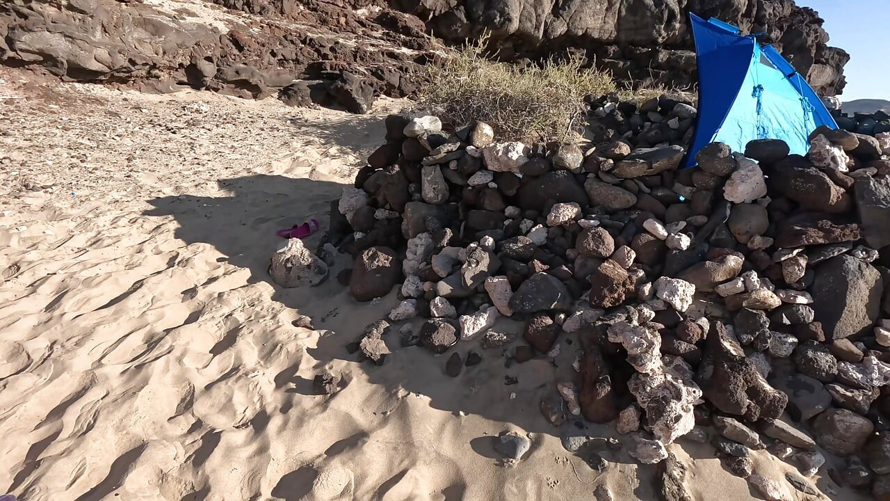 Rahasia handuk - aku bantuin dia crot di bawah handuk pantai