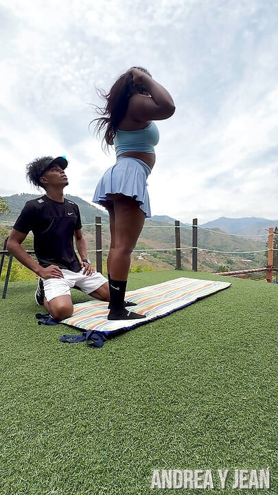 O superbă Milf Ebony își fute antrenorul, care are o pula masivă, cu pizda ei strâmtă în timp ce soțul ei e plecat