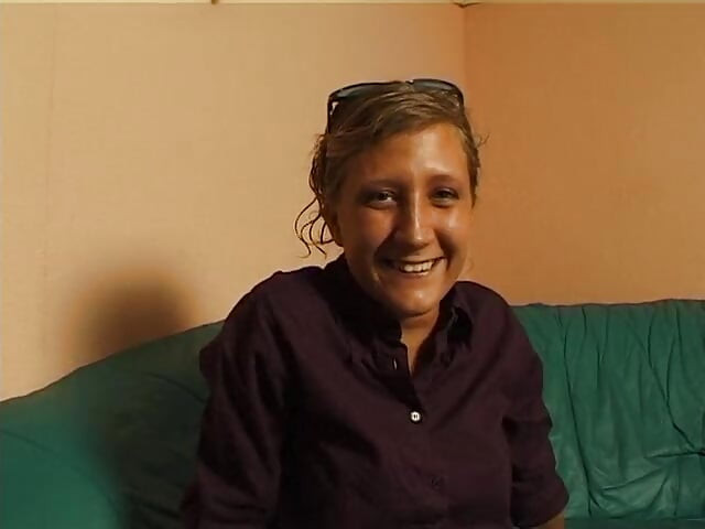 بلوند پستان دار کوچک در تست بازیگری کسش رو مالش می ده و انگشت می کنه