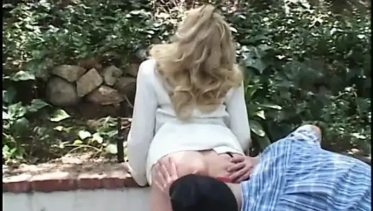 Sarışın orta yaşlı seksi kadın düzgünce tıraşlı amcık bir adam tarafından çim sandalyesinde sikiliyor