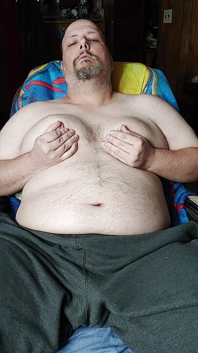 Пухлый мужик раздевается догола, дрочит и кончает