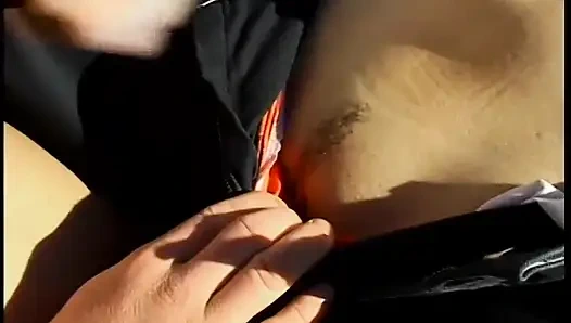 Великолепную блондинку трахают на свалке