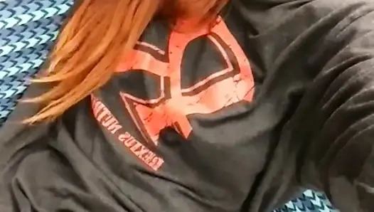 Blasse rothaarige kommt hart auf der hotelcouch