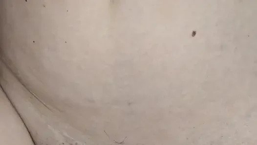 Orta yaşlı seksi kadın memelerini sikiyor ve yüzüne sert bir şekilde boşalıyor!