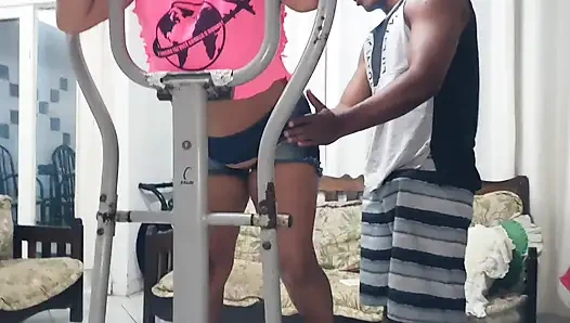 Мой личный тренер, пока он не засовывает в меня свой черный член