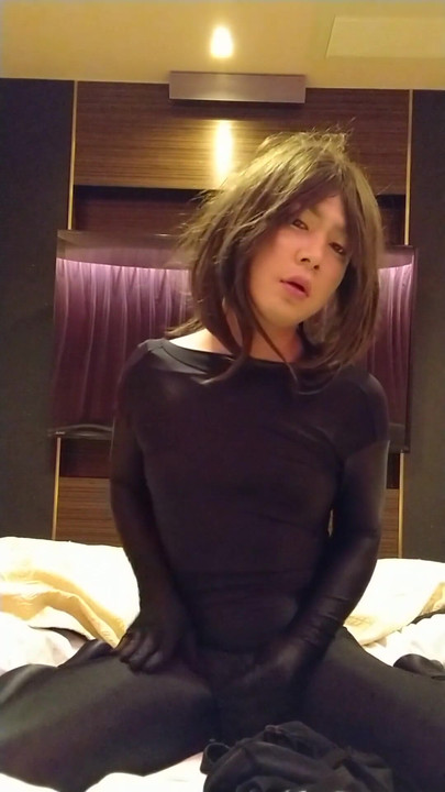 一个穿着异装的男孩用项圈、手铐、鼻钩和球塞自慰，穿着全身紧身衣显得尴尬。 | 短片 2