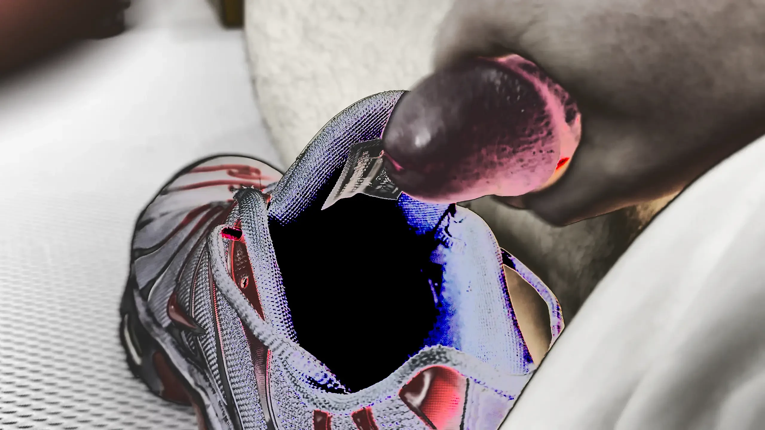 Masturbando meu pau e gozando fortemente no meu Nike Air Max Plus Sneakers