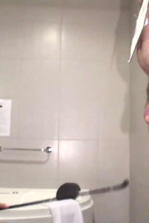 Burlando de su pequeña polla en el baño