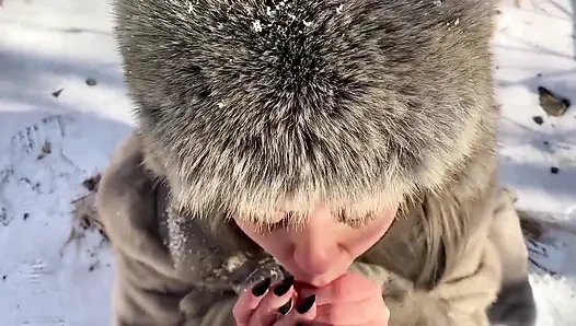 Vilu Vidish сосет хуй в зимнем лесу