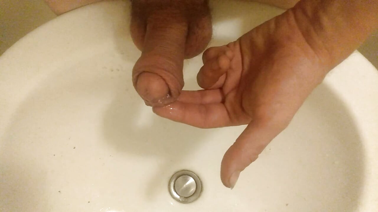 Pisse sur ma main, dans un évier