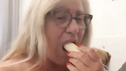 Fina masukin pisang ke dalam memeknya. Cewek sange ini lagi asik masturbasi memeknya sampai dia keenakan!