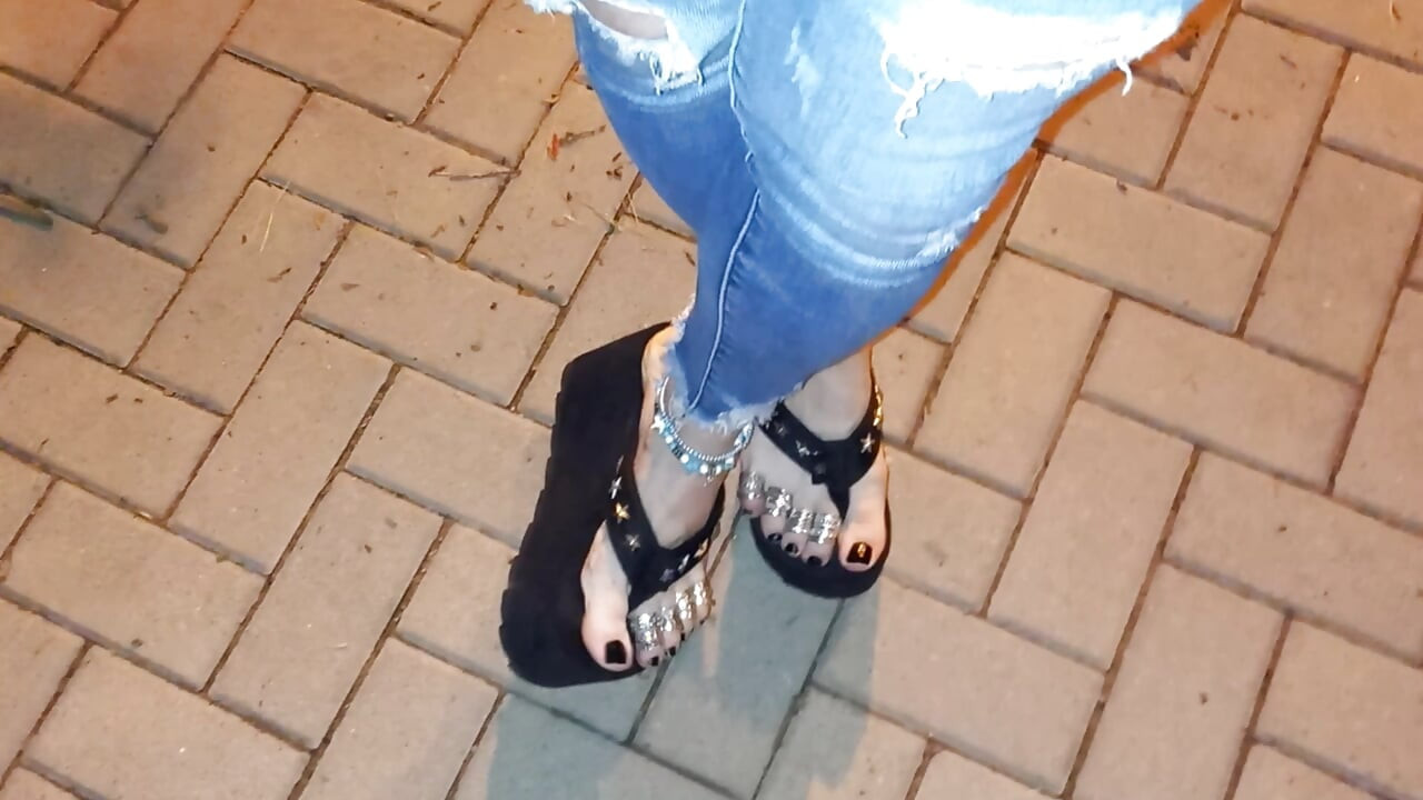 Eu estou gozando na rua novamente - muita porra