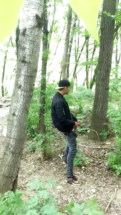 Bad boy ryckar medan han röker cigarett i en skog - nästan fångad - så hans bollar håller sig fulla
