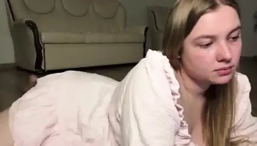 Jucielussie bermain dengan subur ke dalam memek