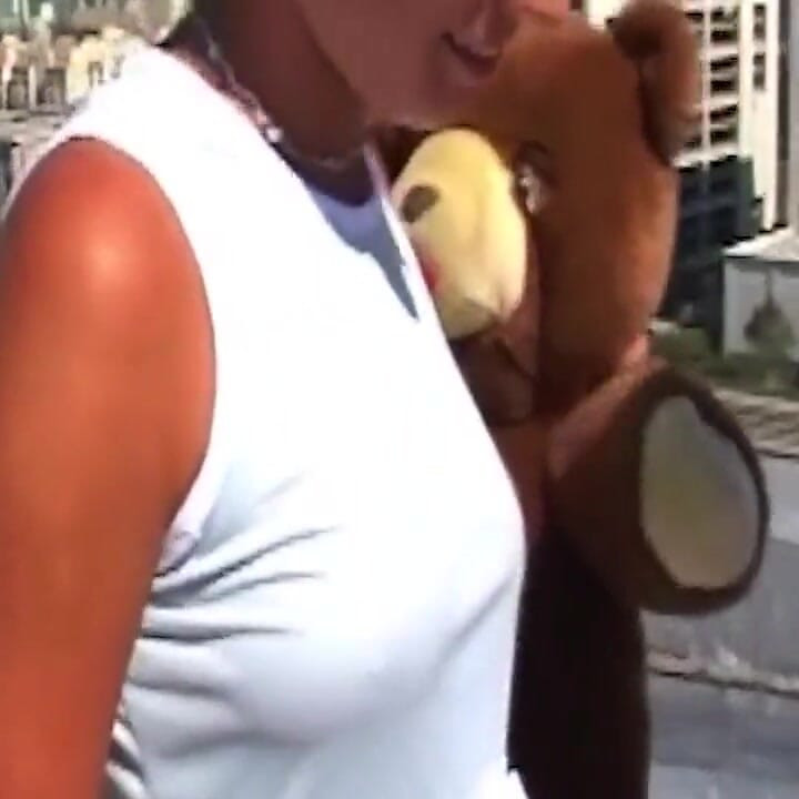 Loira milf esguicha enquanto cavalga pau no telhado