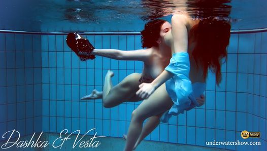 Le ragazze sott'acqua più calde che si spogliano - Dashka e Vesta