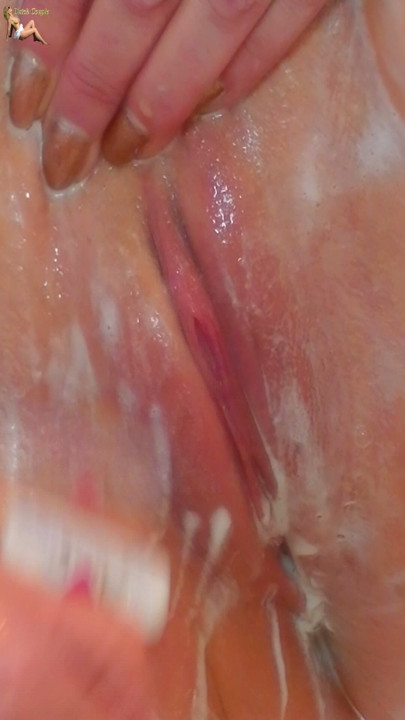 Smooth, shaved MILF pussy: Dutch Horny MILF