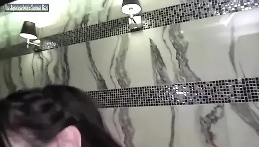 Saf yüzlü ilham perisi, her sessiz anı artan yoğunluğa dönüştüren beklenmedik ateşli ruhu ortaya çıkarıyor