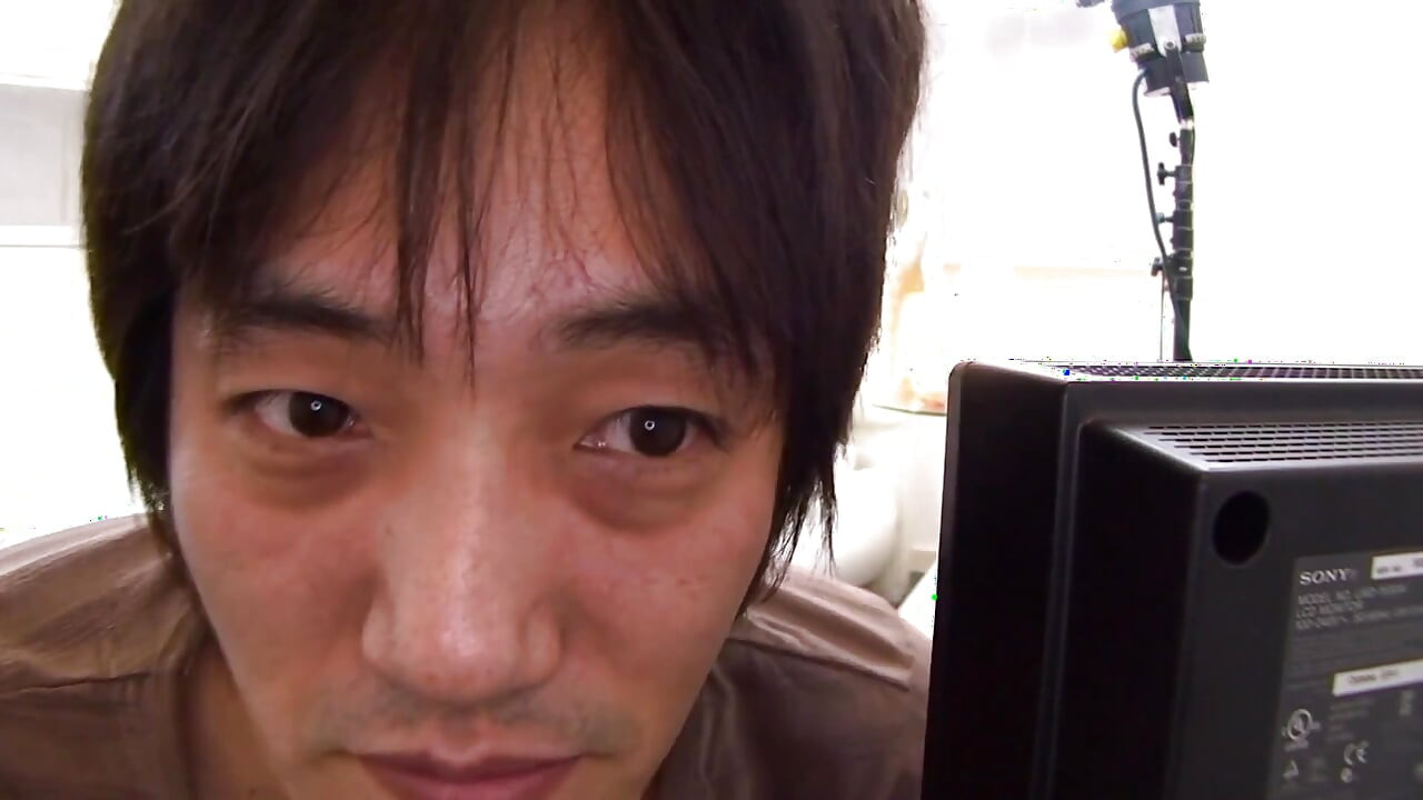 Η γκόμενα τρώει χύσια στάζοντας από το μουνί μετά από ένα σκληρό γαμήσι και αυνανισμό με δονητές