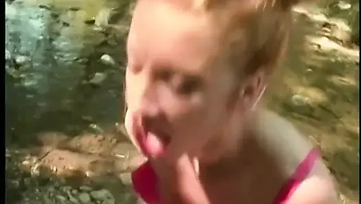 Kırmızı gecelikli güzel sarışın bebek dışarıda sikiliyor, yüzüne döl alıyor