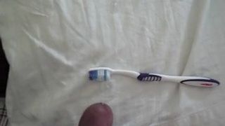 Éjaculation sur la brosse à dents et l&#39;oreiller de la cousine de sa femme