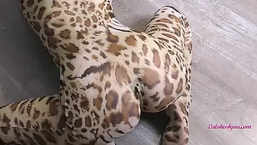 Tigress kostümü içindeki seksi hatun erkek arkadaşını emiyor