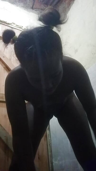 Kenyan Big Ass girl shaving and masturbating