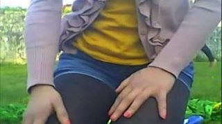 Красотка с дилдо в ее заднице на улице в любительском видео