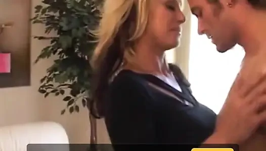 MILF Kat Kleevage fickt auf der Couch mit ihren dicken titten
