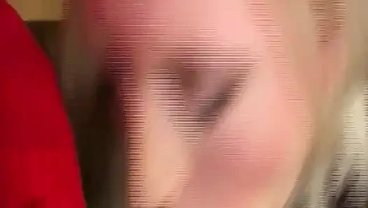 Blondine nimmt dicken schwanz tief in den hals mit schlampigem sabbern