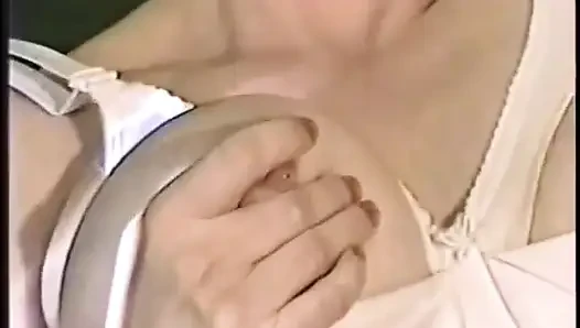 Gadis panas meremas putingnya yang besar untuk menyemprotkan susu