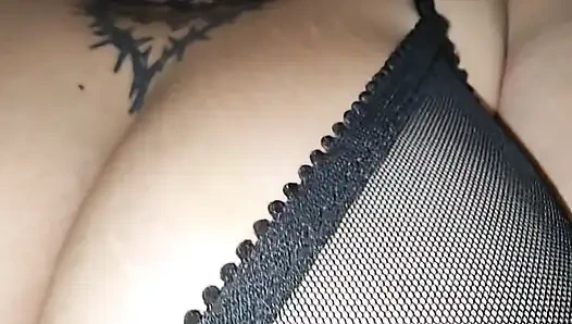 Моя лучшая подруга играет с ней передо мной, но предпочитает играть с моим пенисом внутри ее тугогого жира