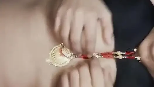 Hintli radha yenge evde üvey erkek kardeşiyle sikişiyor