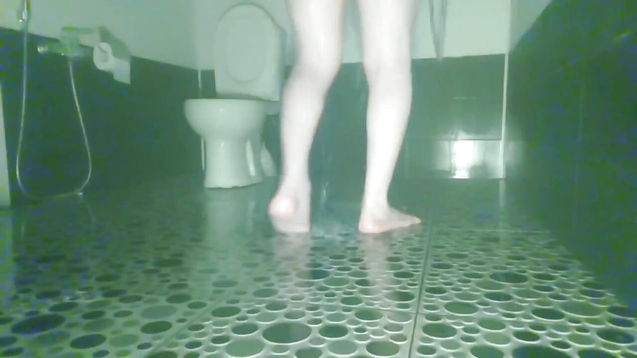 大きなお尻を持つ女装者がもっと欲しくなる