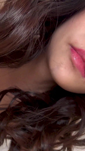 Η Aya είναι μια μοναχική μαγαζί που της αρέσει να πηγαίνει σε καφετέριες με γάτες