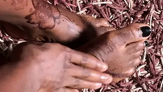 Ateşli zenci bebek ayak masajı bölümü