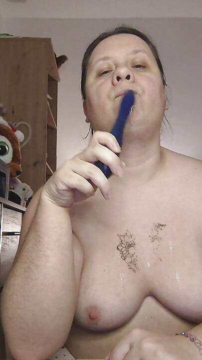 Boquete com muita saliva e buceta dildosed